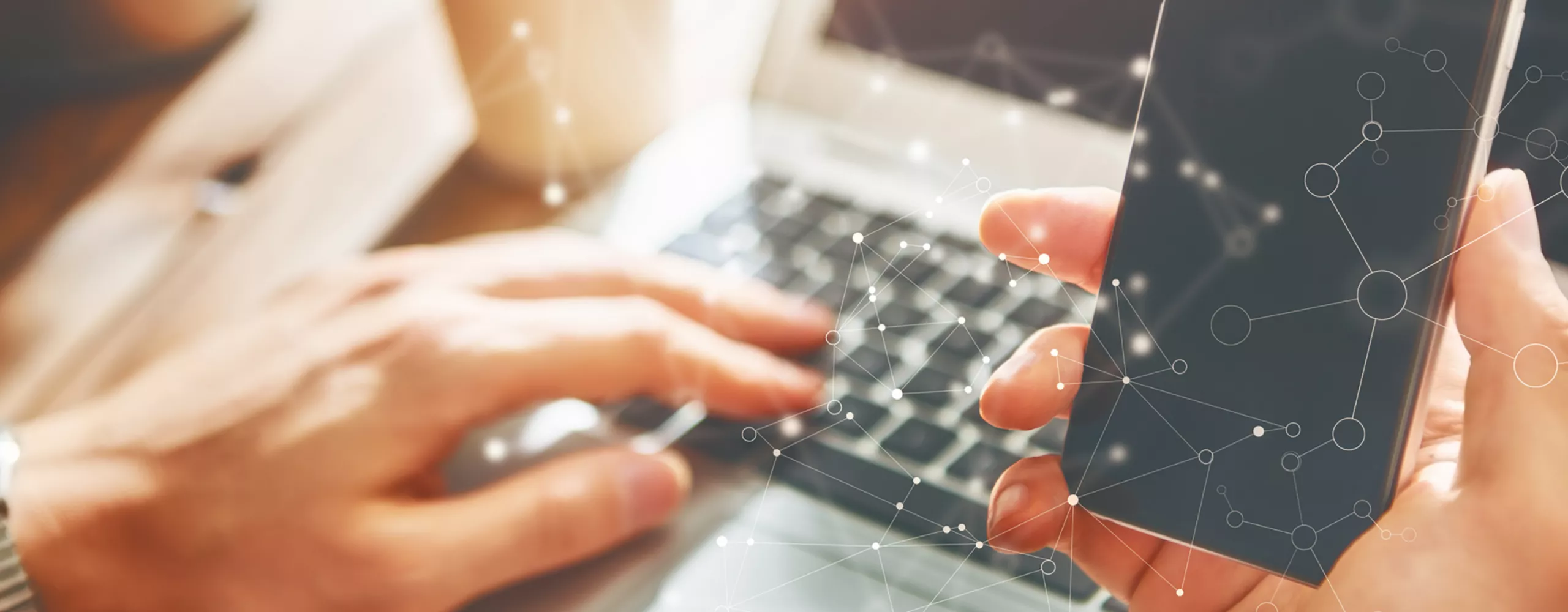 Mann mit Handy und Laptop