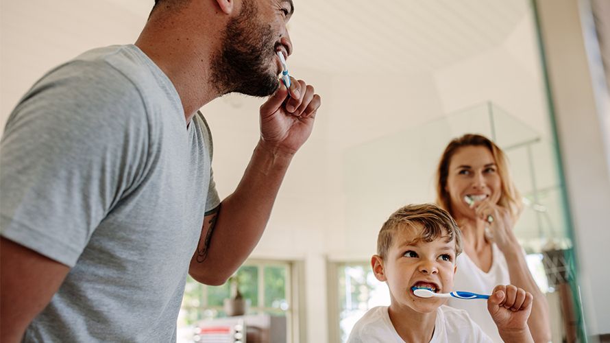 Familie putzt Zähne