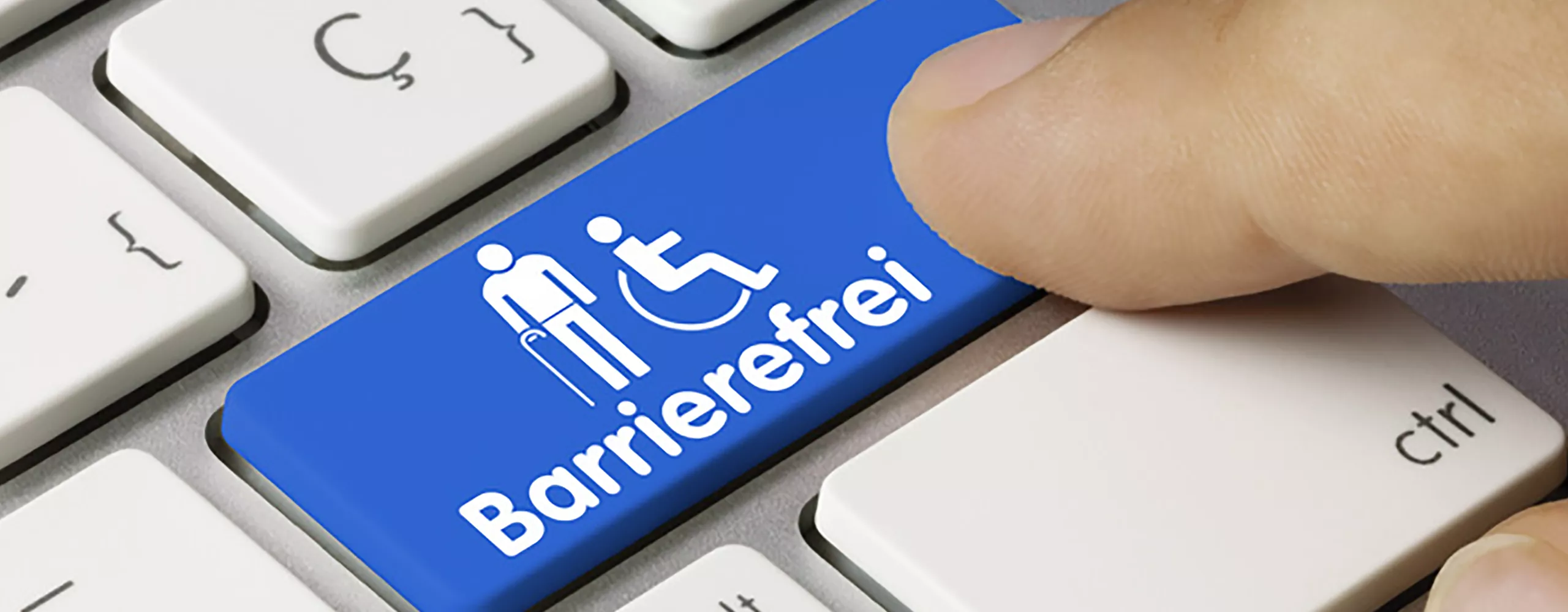 Blaue Taste auf Tastatur mit "Barrierefrei" Aufschrift