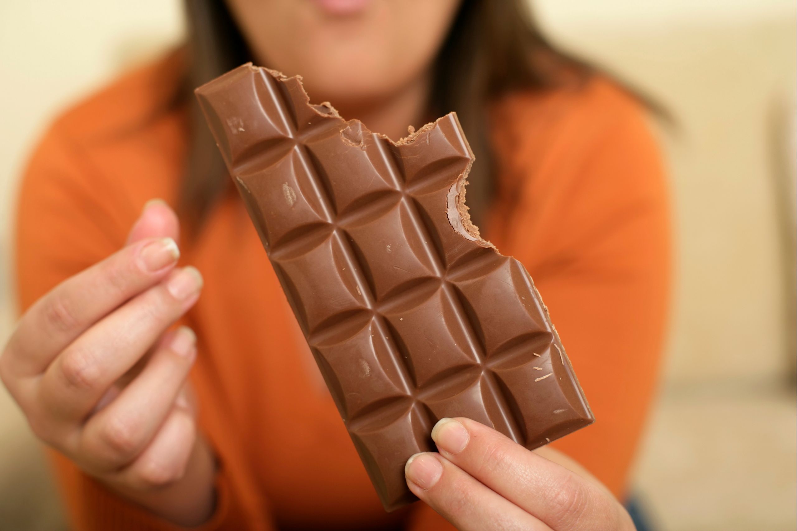 Frau isst Schokolade