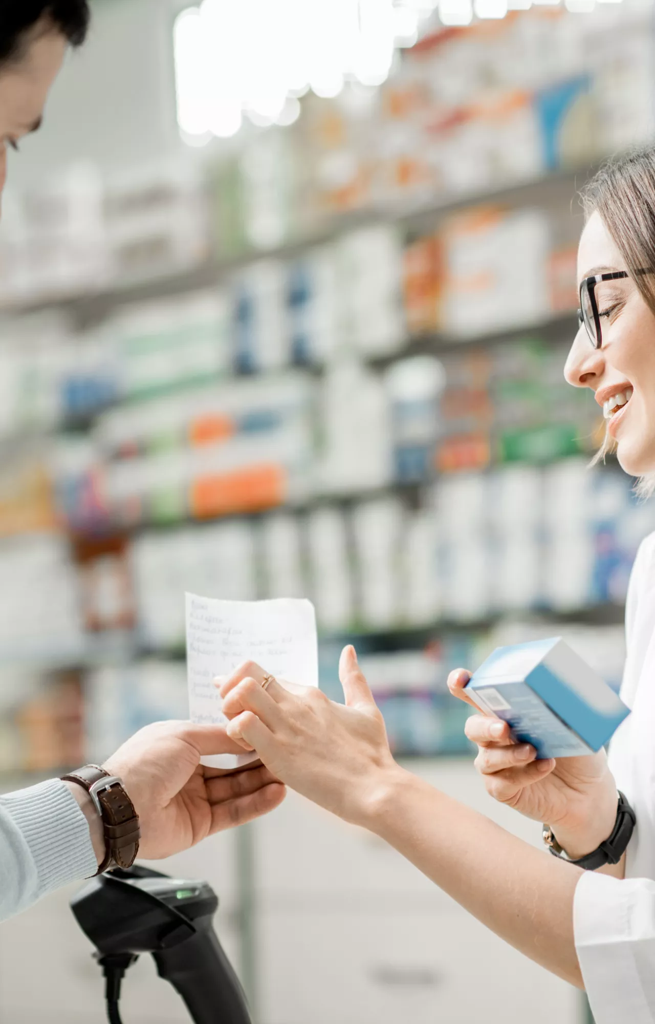 Apothekerin berät Mann in der Apotheke
