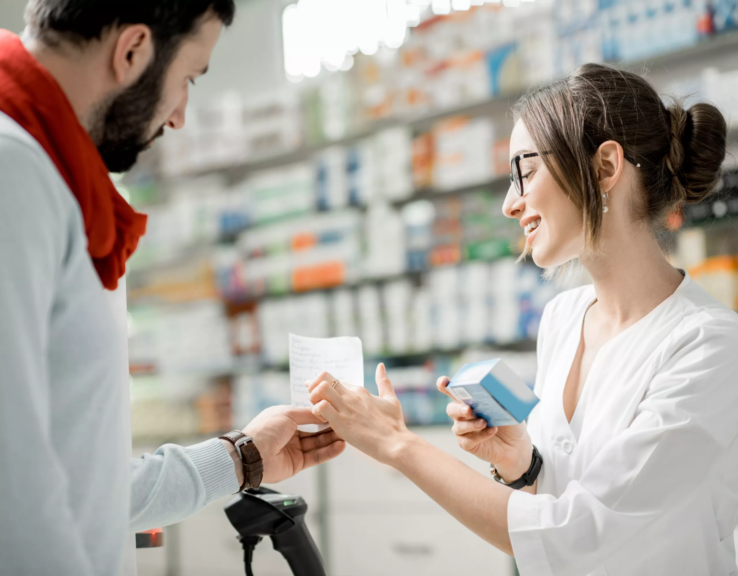 Apothekerin berät Mann in der Apotheke