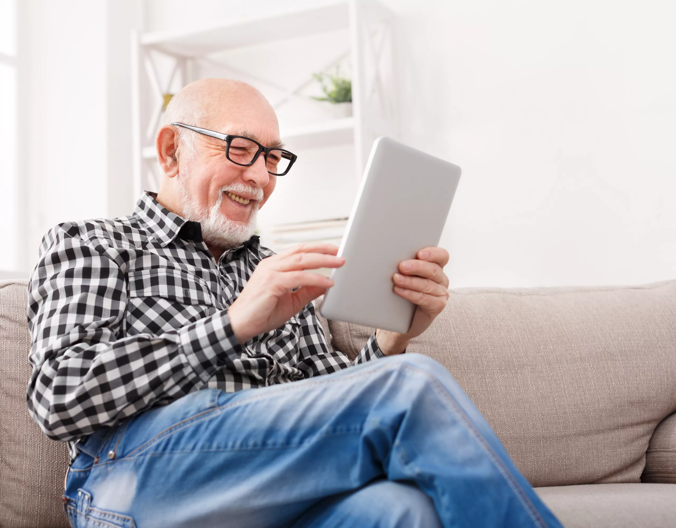 Älterer Mann am Tablet