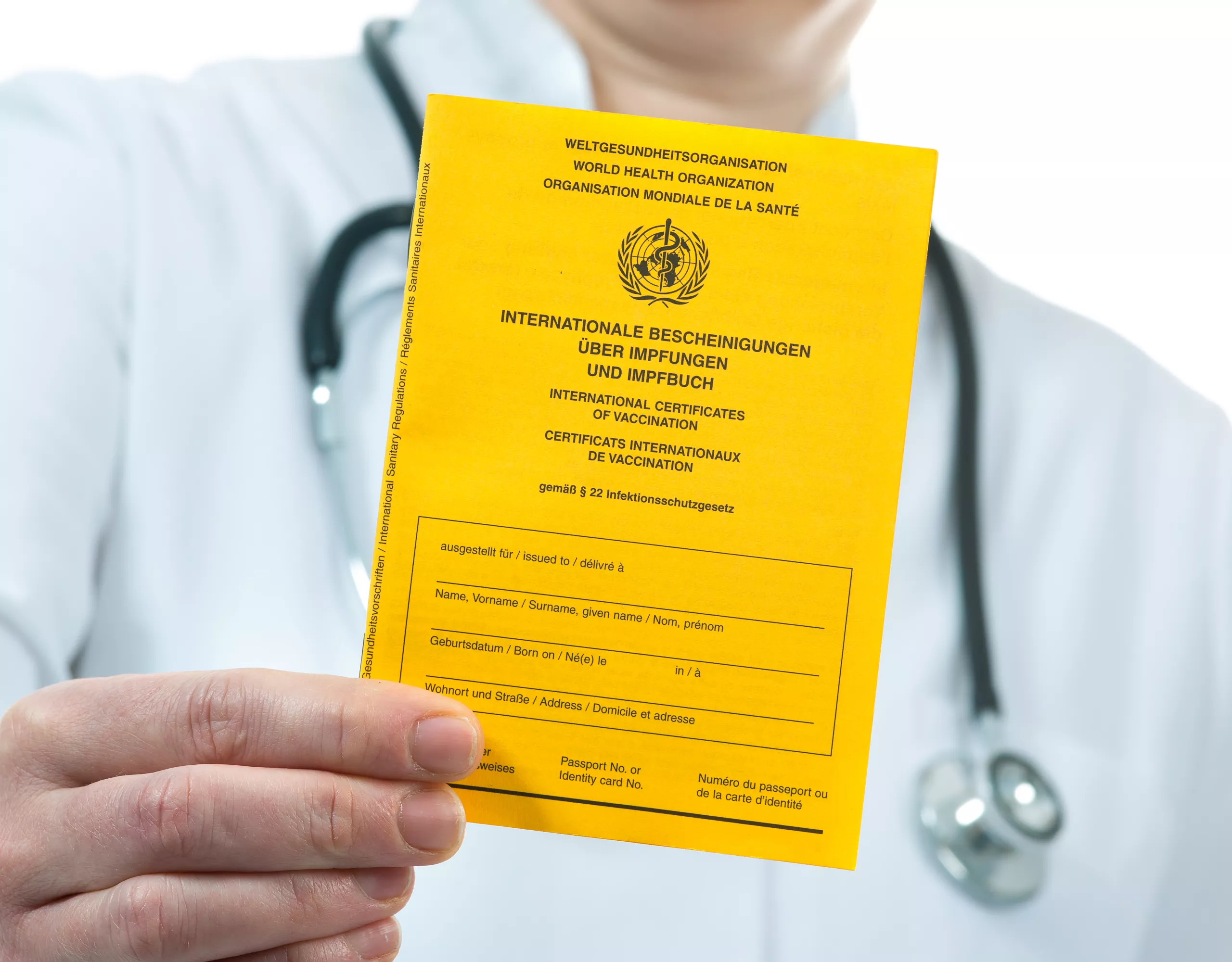 Arzt zeigt Impfpass