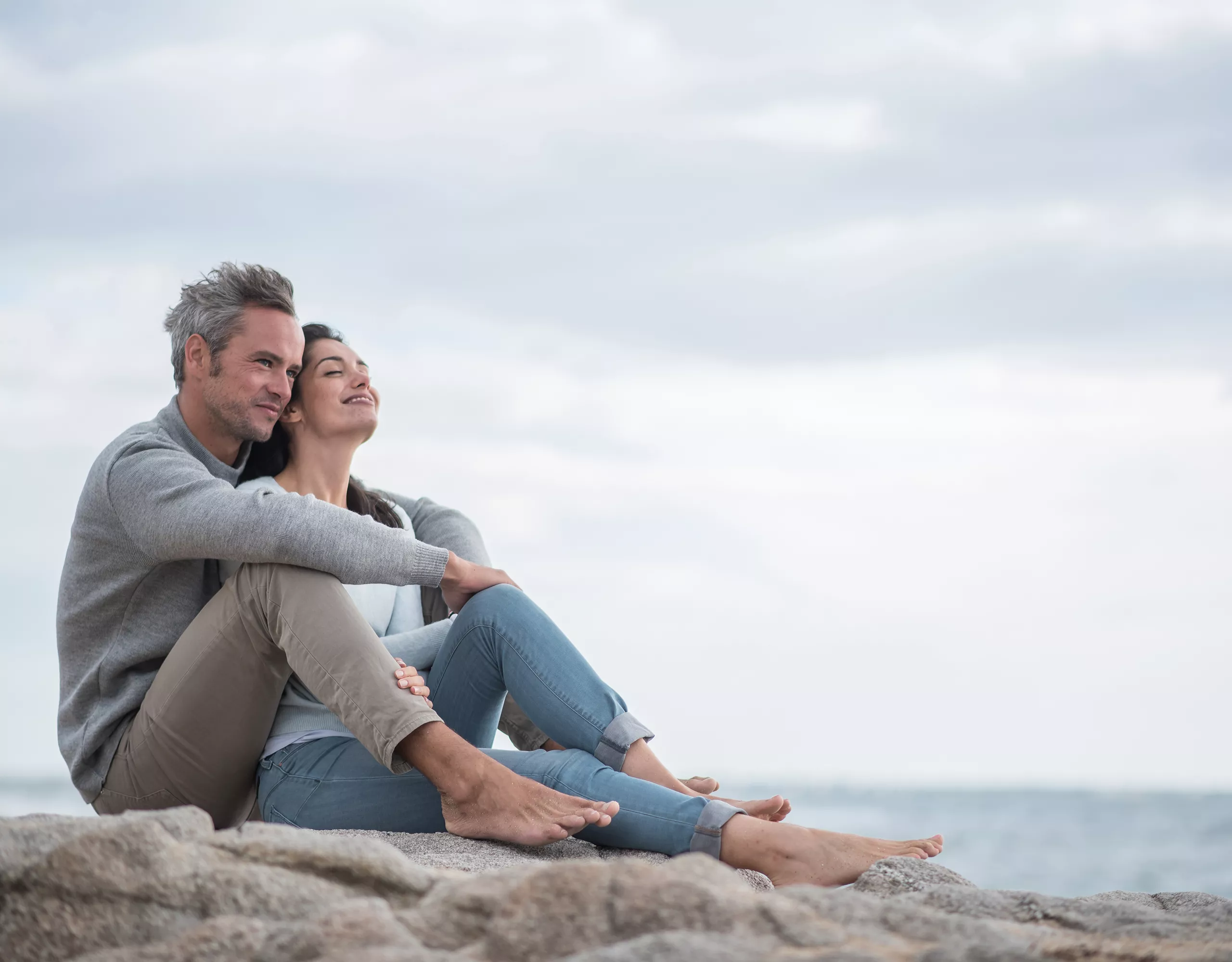 Mann und Frau sitzen auf Felsen