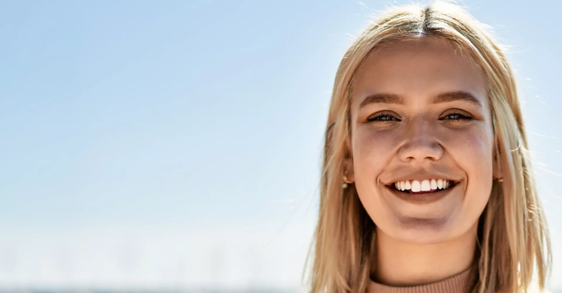 Frau lächelt in die Kamera