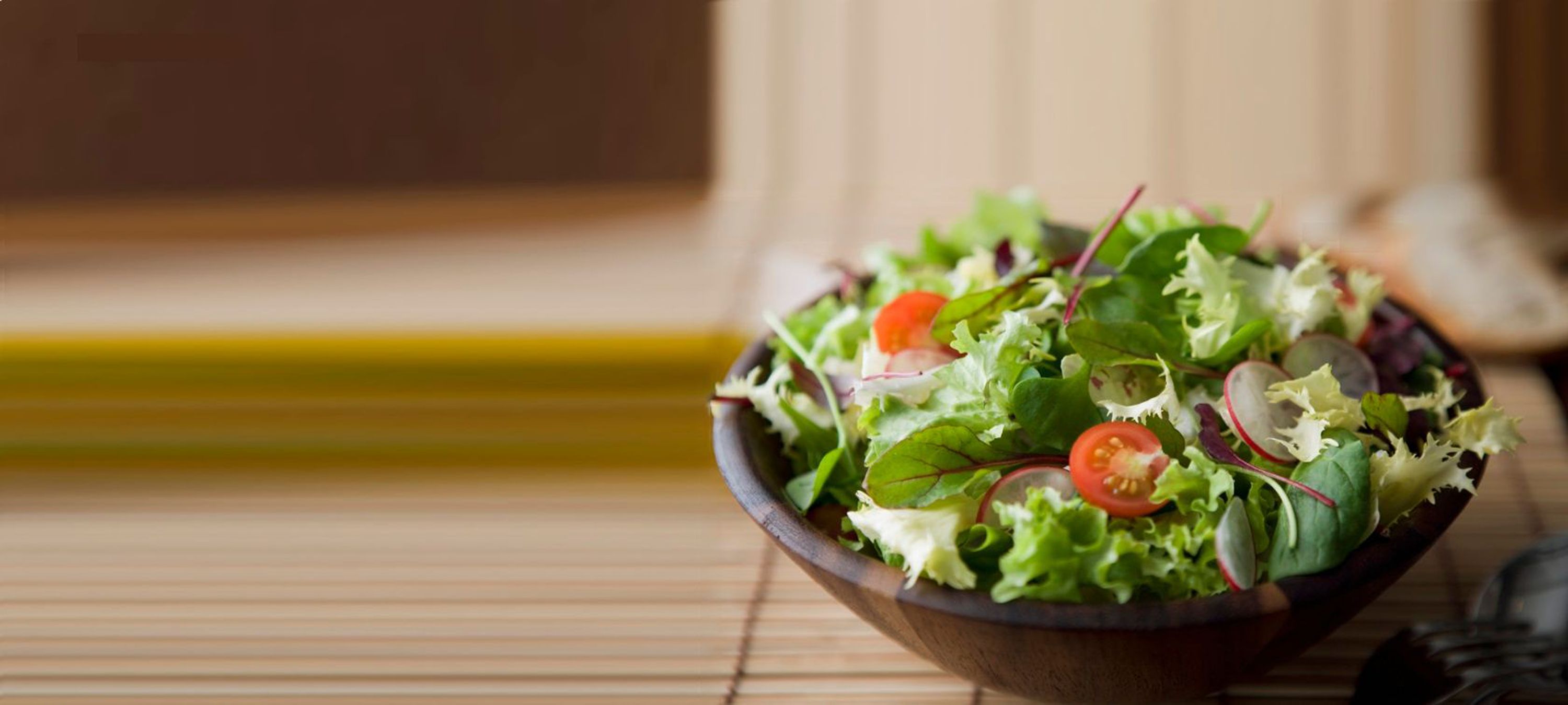 Salat in Holzschüssel