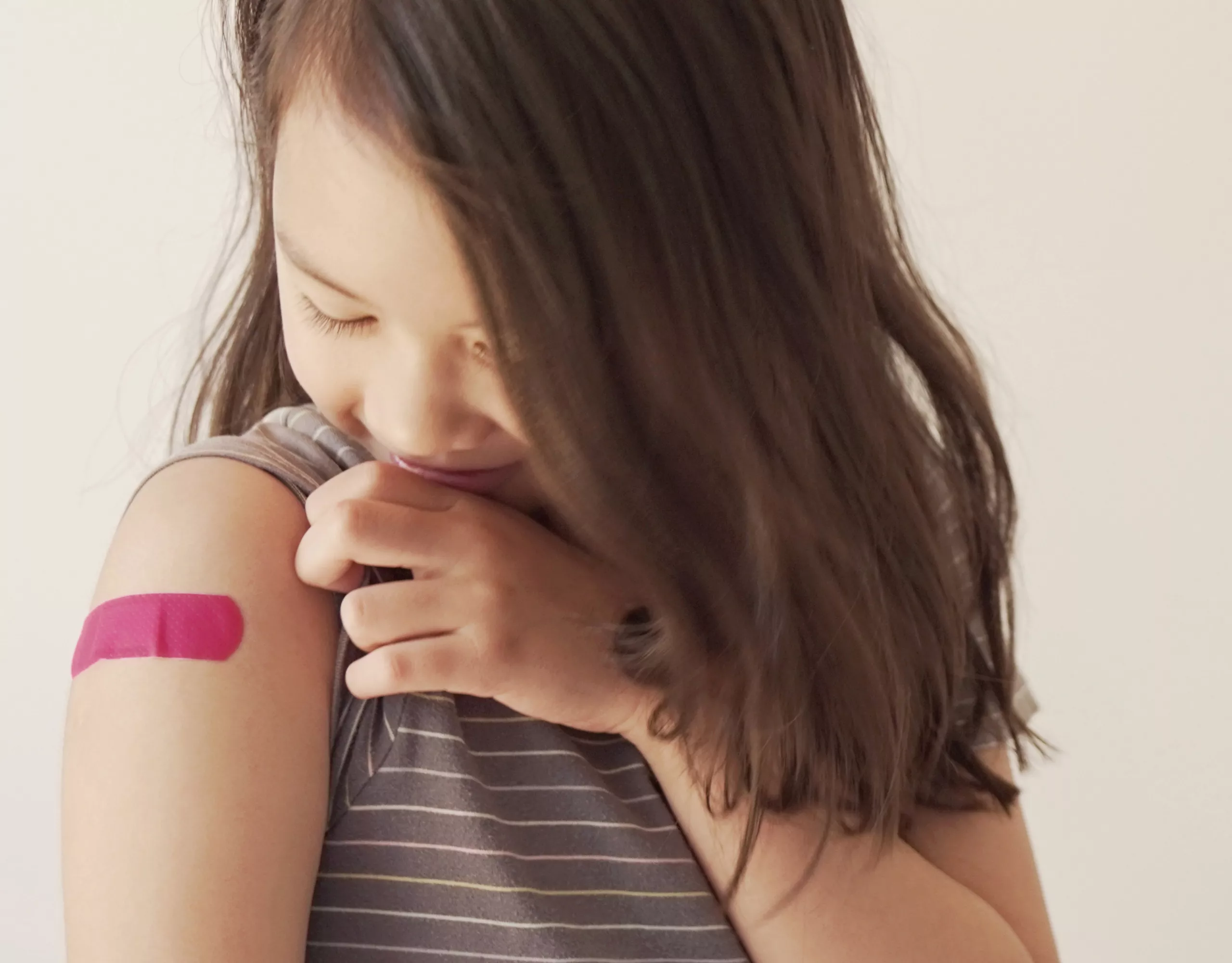 Kind mit Pflaster am Arm