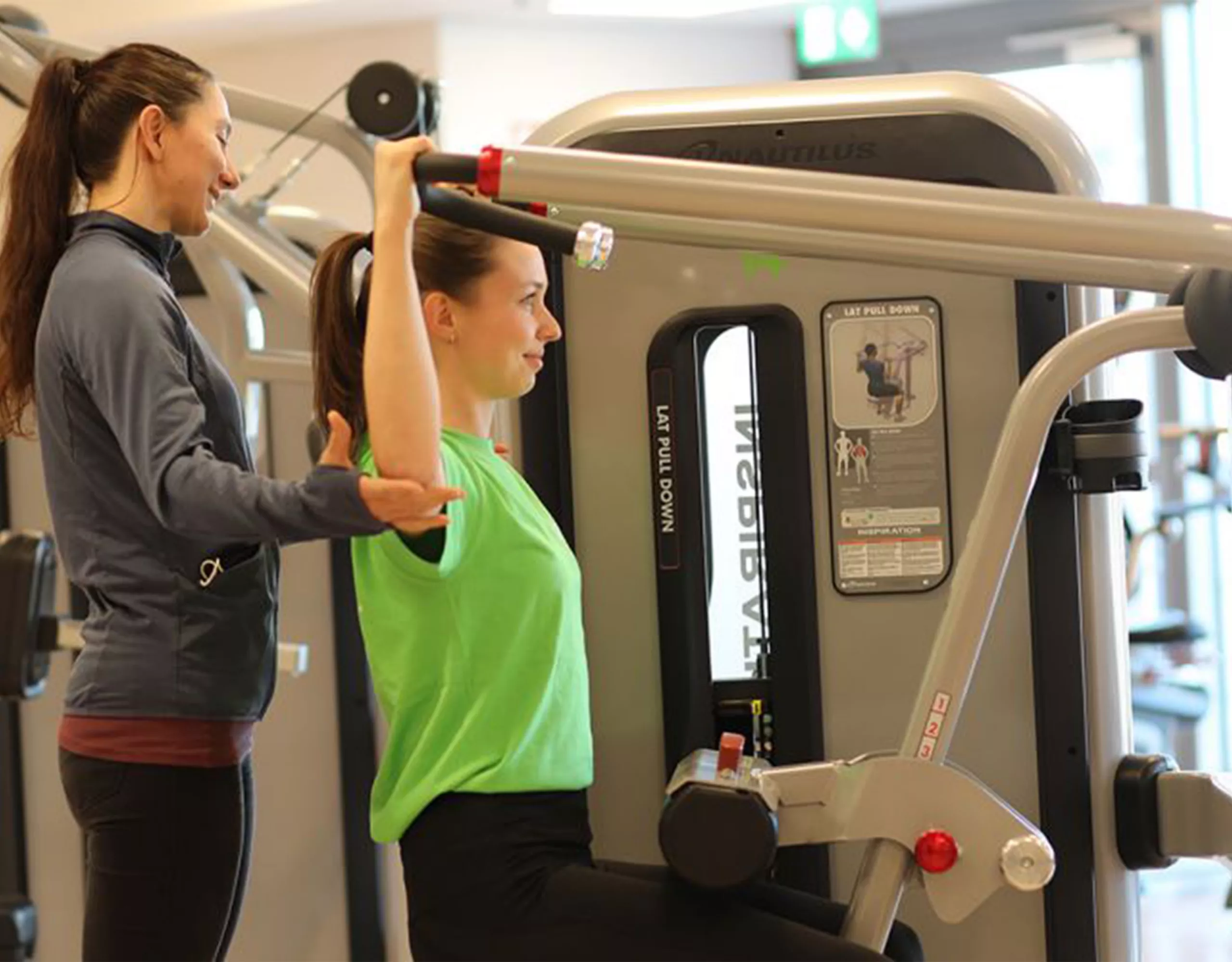Frau beim Trainieren im Fitnesscenter