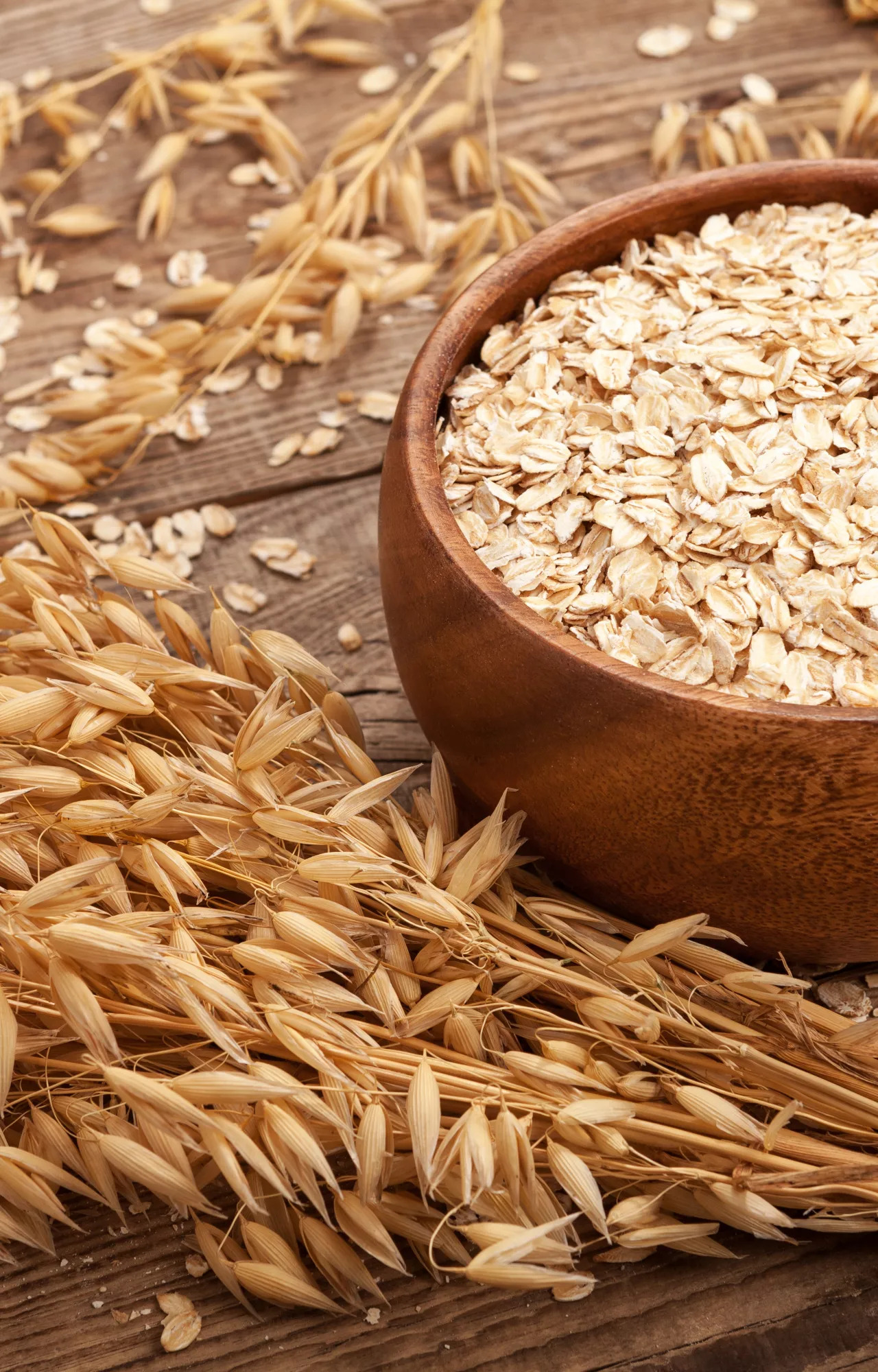 Haferflocken in Holzschüssel