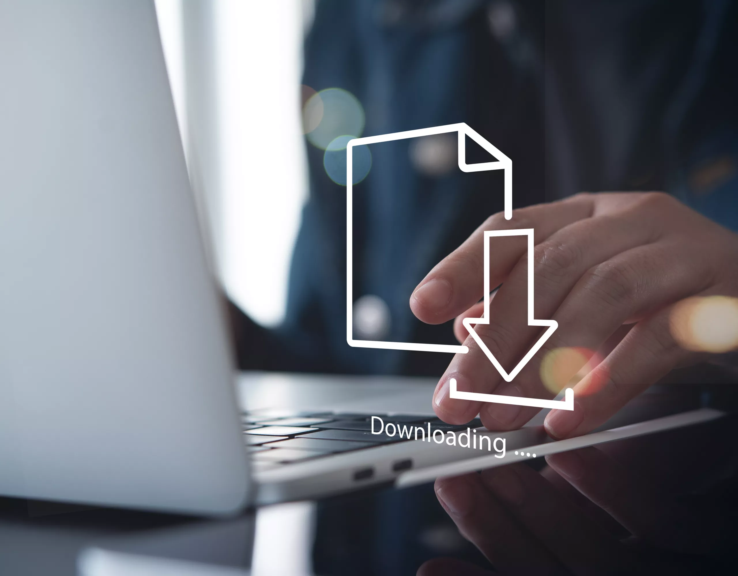 Frau sitzt lächelnd vor Laptop