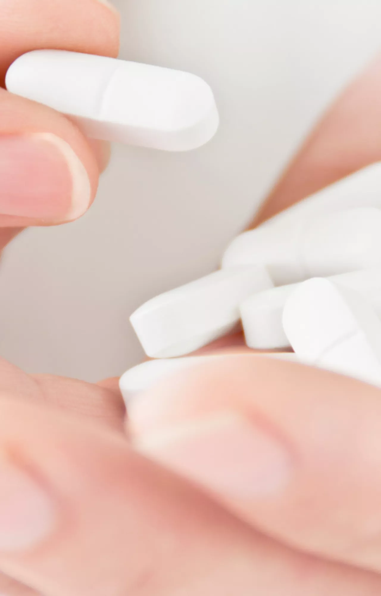 Frau hält Tabletten in der Hand