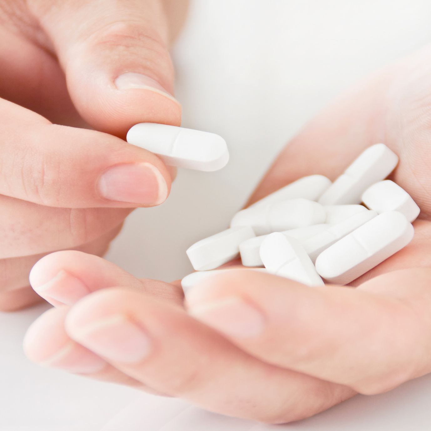 Frau hält Tabletten in der Hand