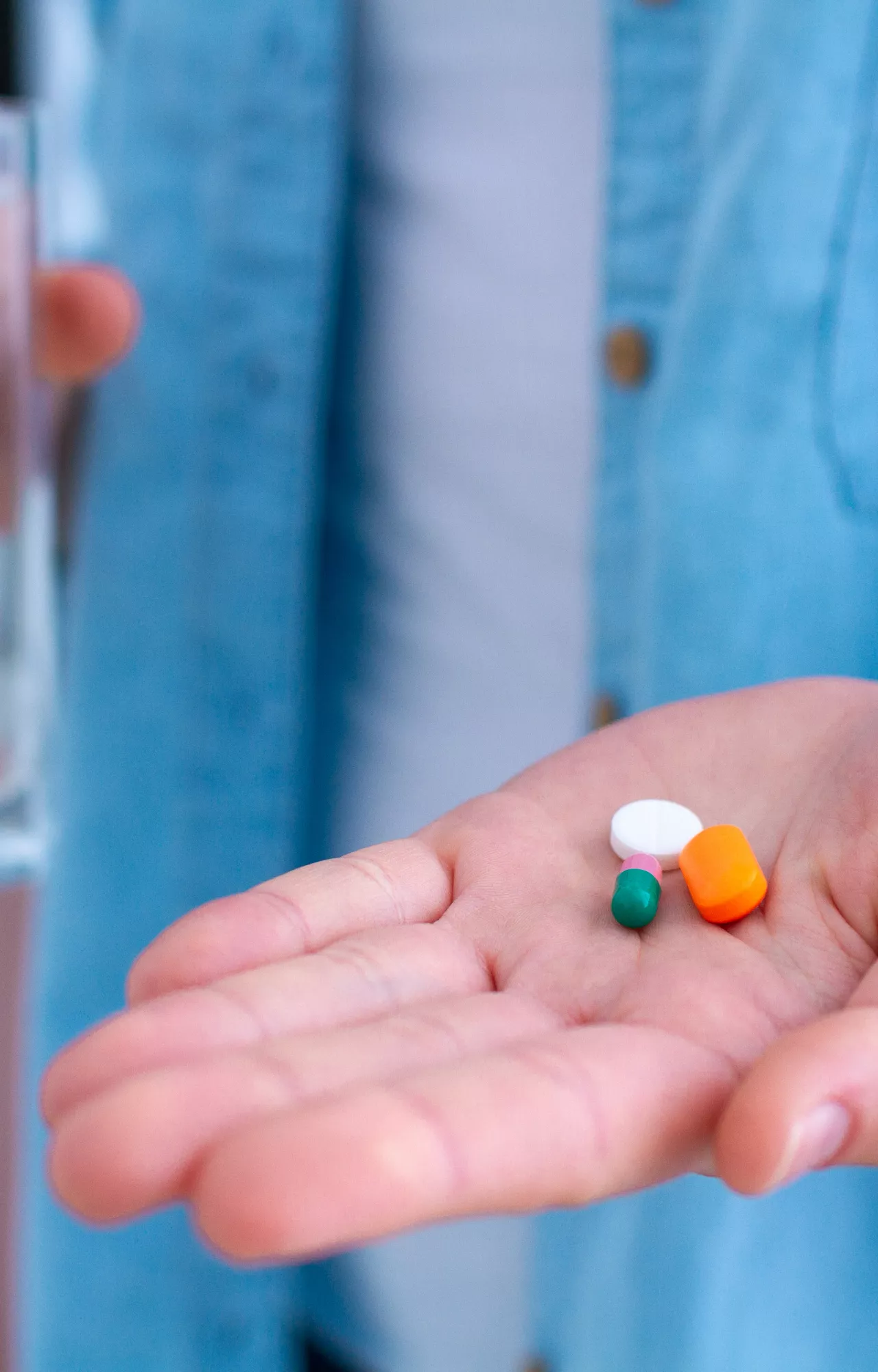 Person hält Tabletten in der Hand