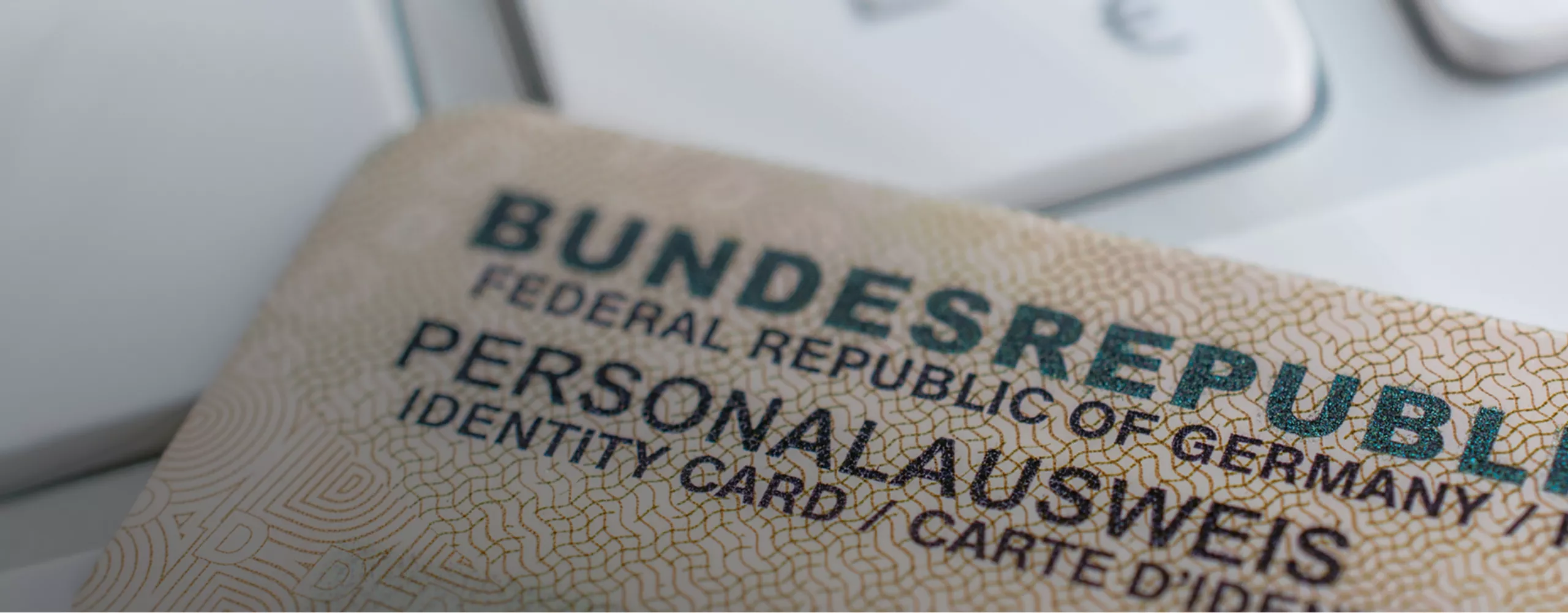Personalausweis liegt auf Tastatur