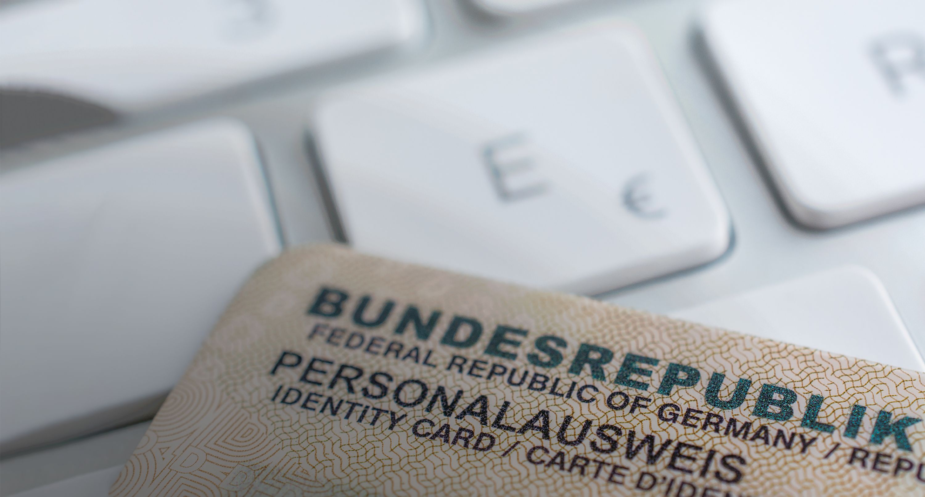 Personalausweis liegt auf Tastatur