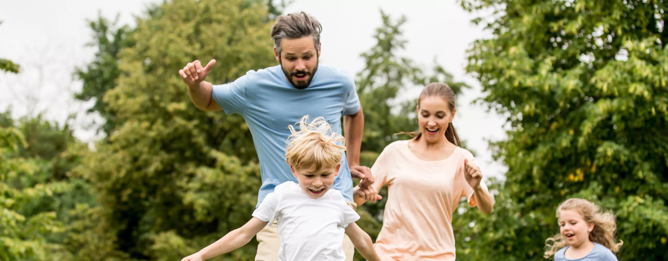 Familie spielt Fußball