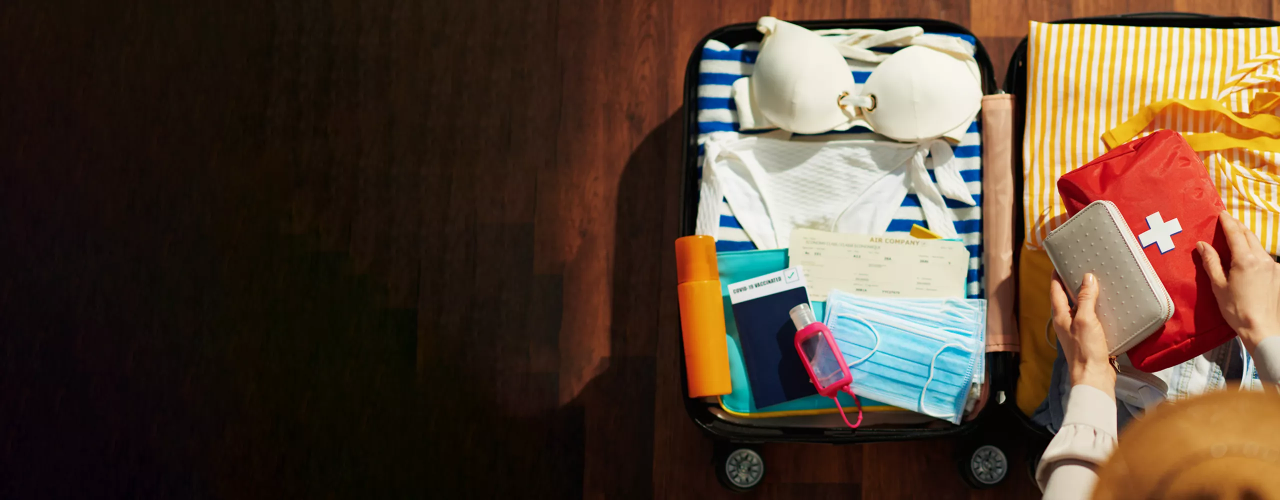 Frau packt Koffer