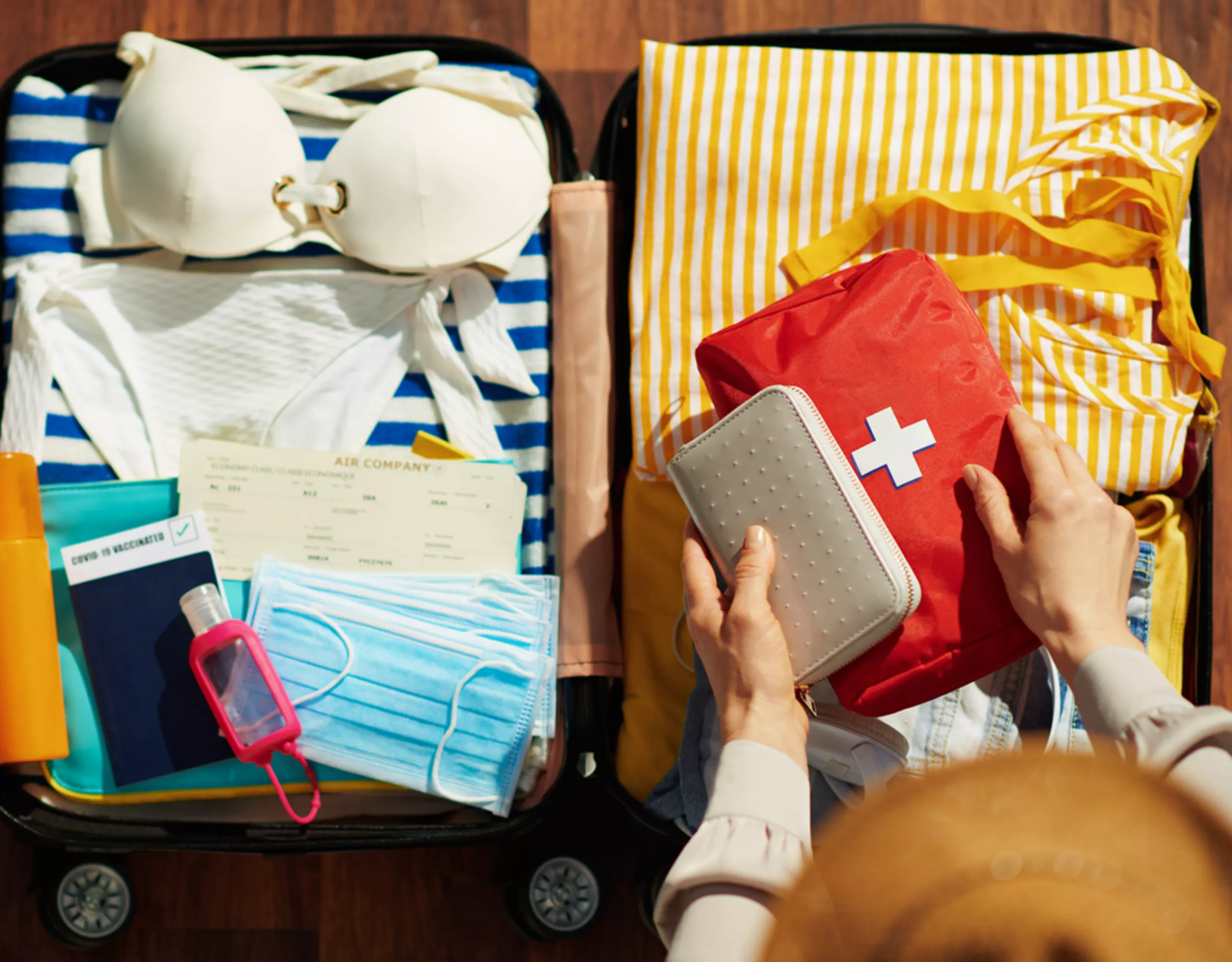 Frau packt Koffer
