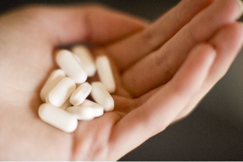 Person hält Tabletten in der Hand