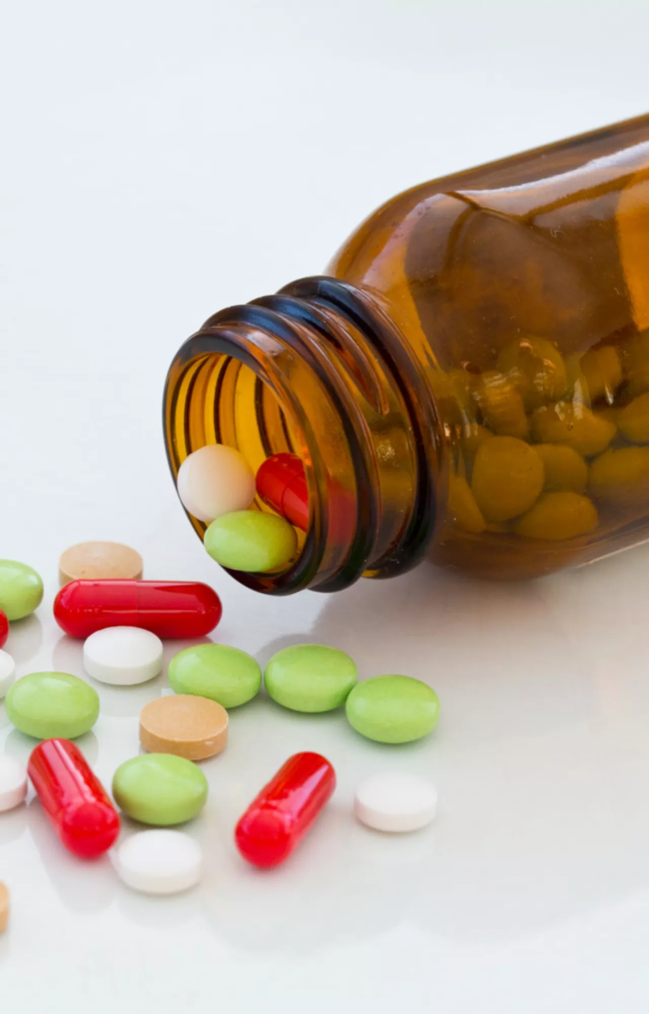 Tabletten verschüttet aus braunem Glas