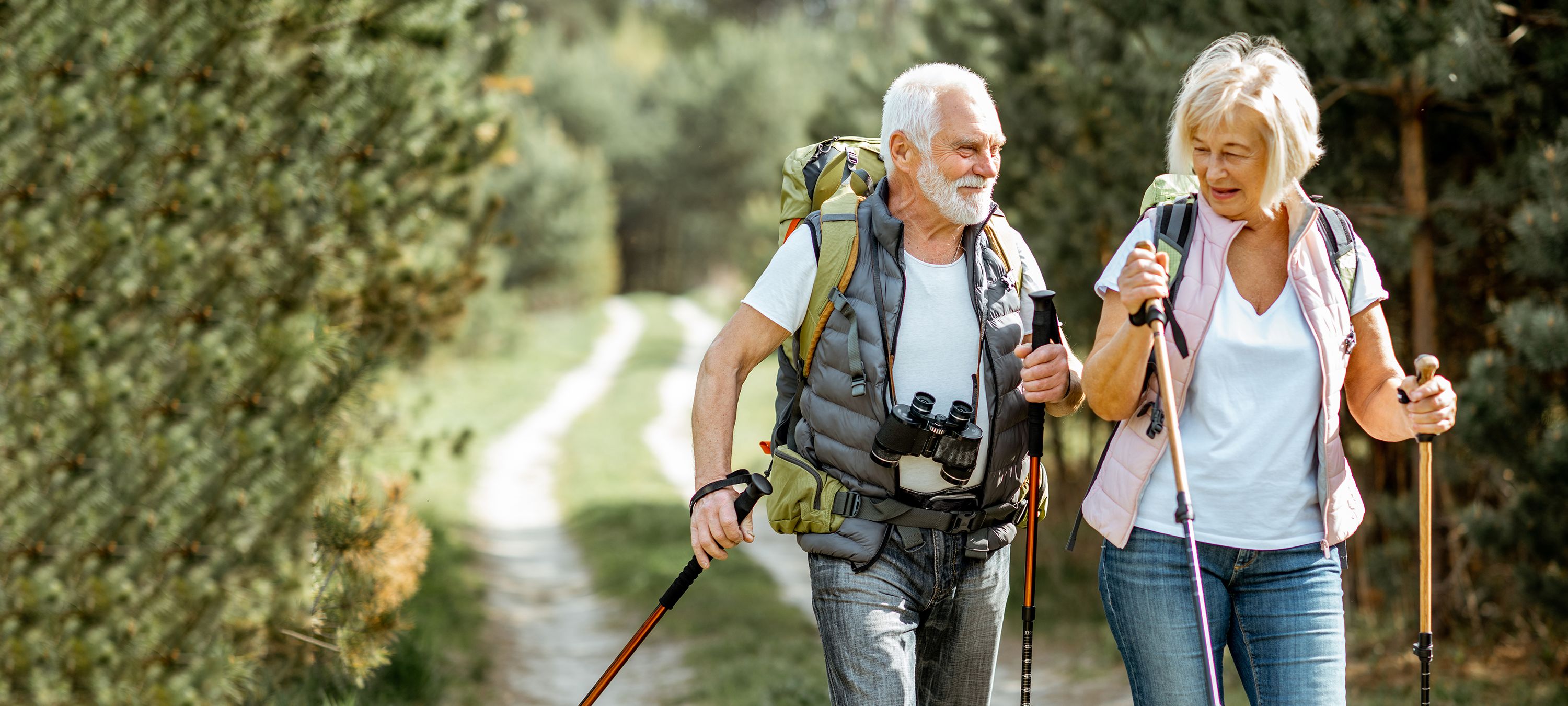 Älteres Paar beim wandern