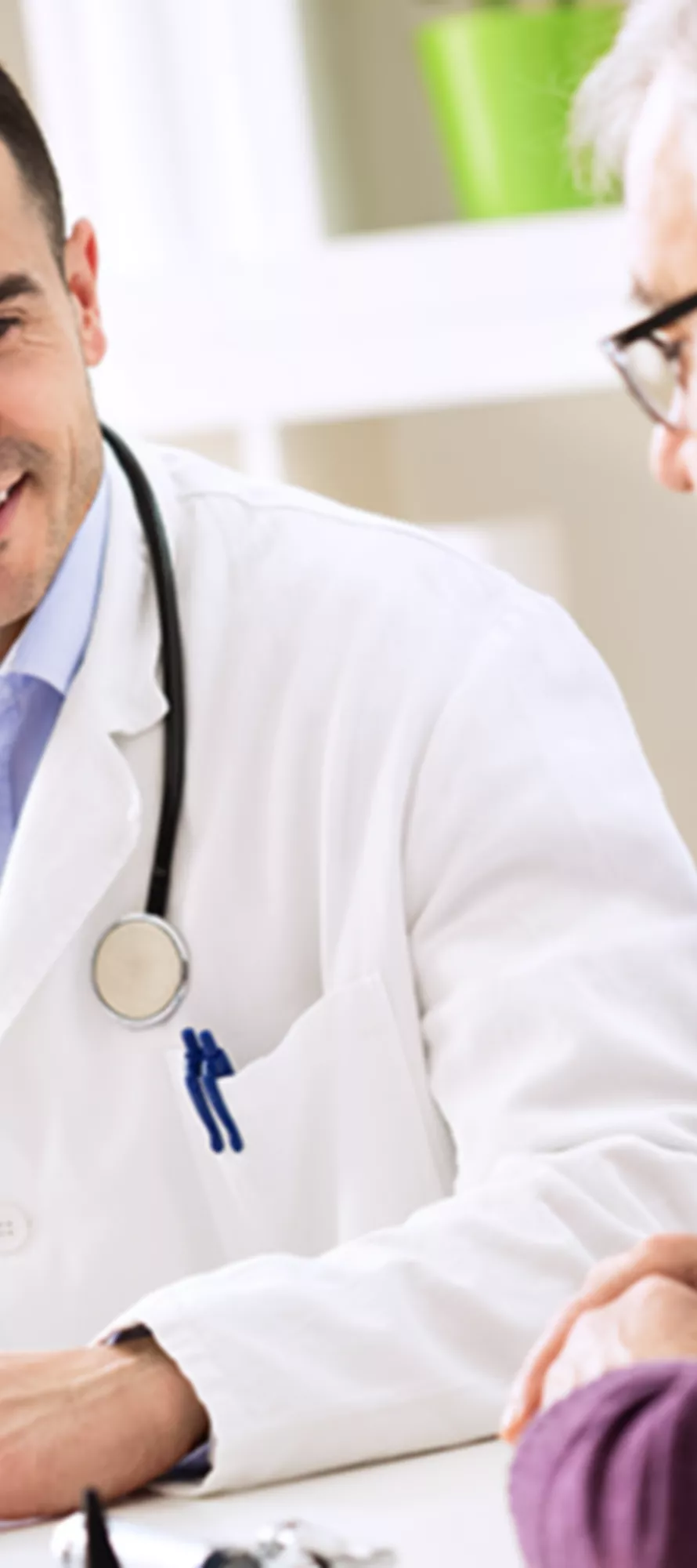 Mann bei ärztlicher Beratung