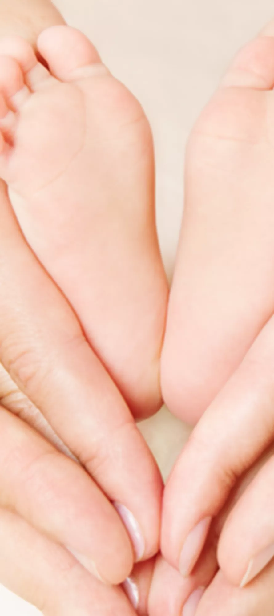 Hände mit Babyfüßen