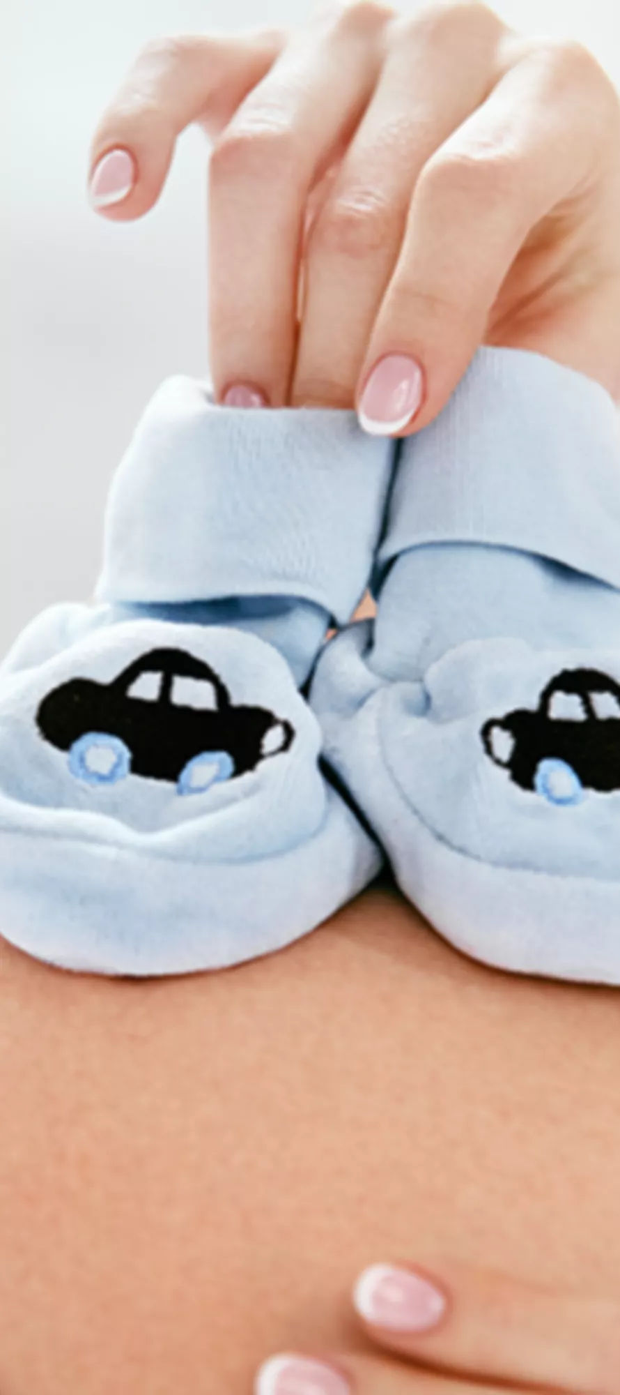 Babyschuhe auf dem Babybauch
