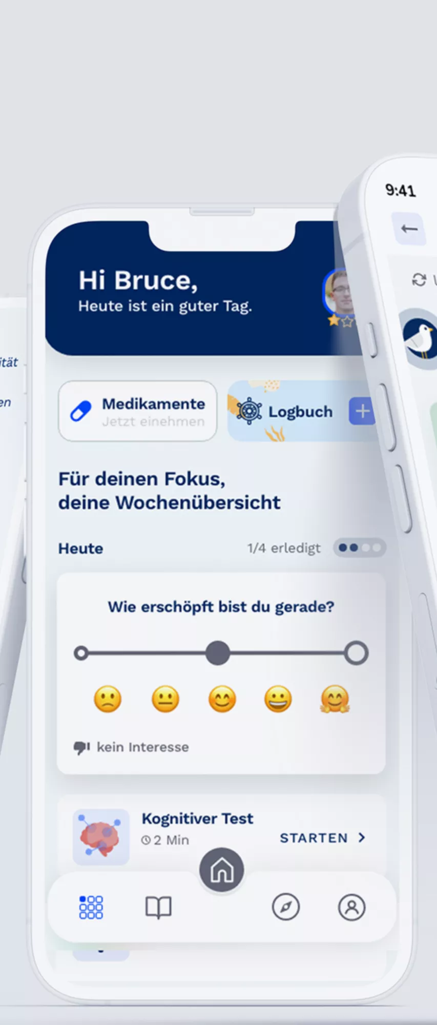 Mann mit Brille lächelt in die Kamera