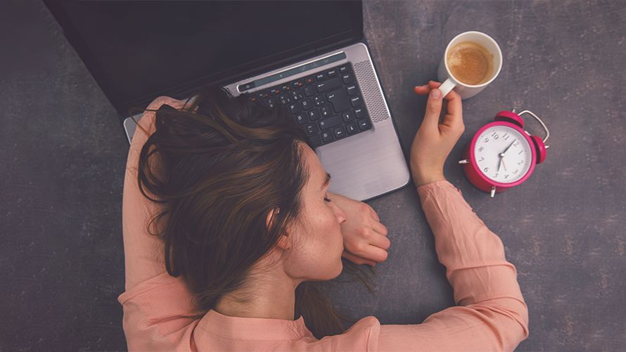 Frau schläft auf dem Laptop ein