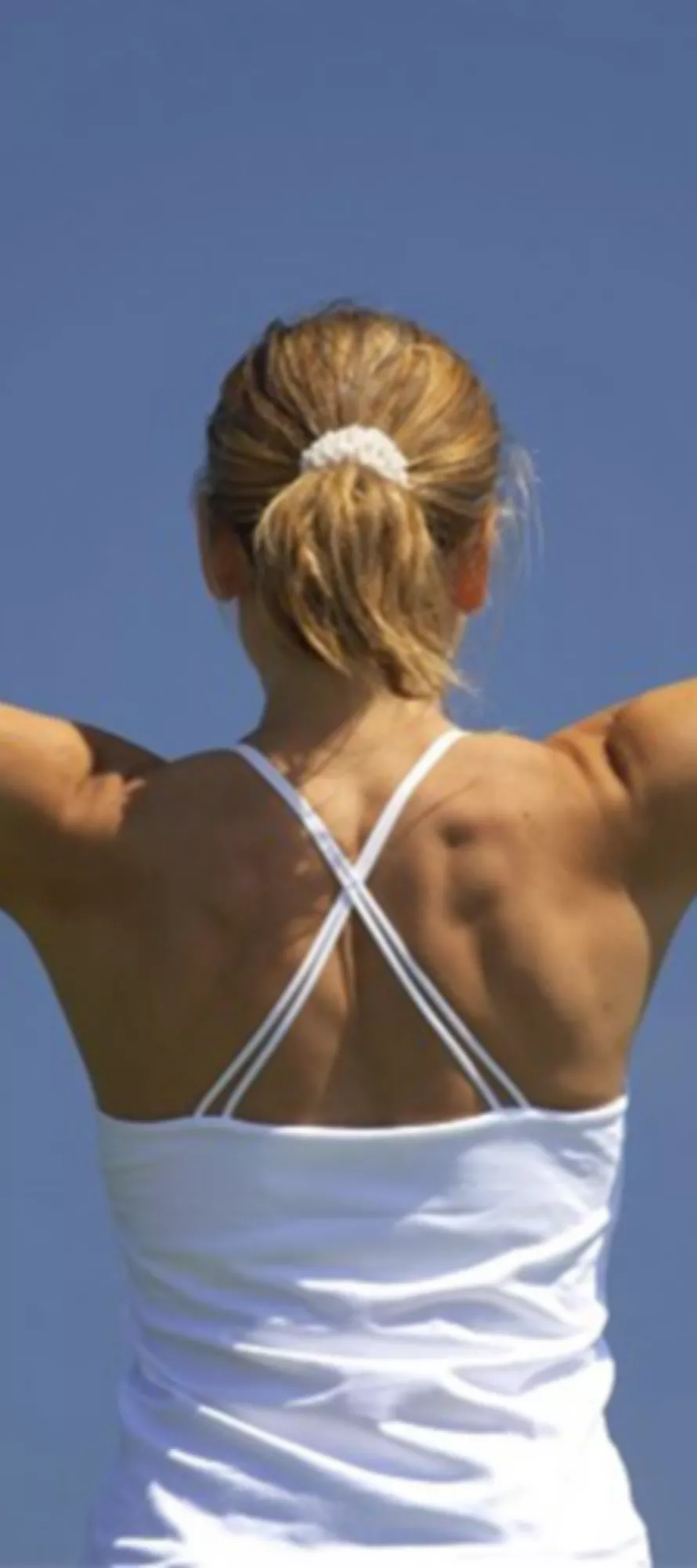 Frau streckt die Arme zum Himmel