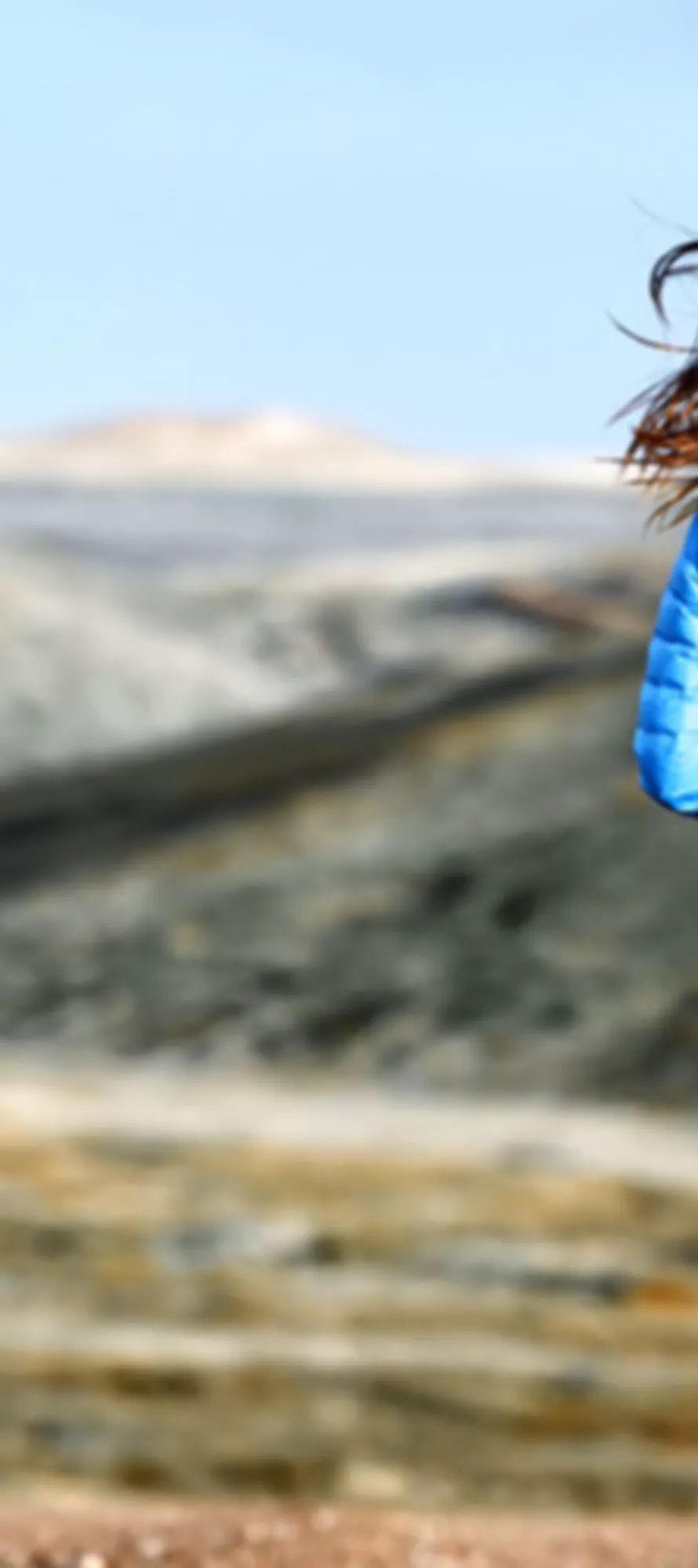 Frau joggt in der Natur