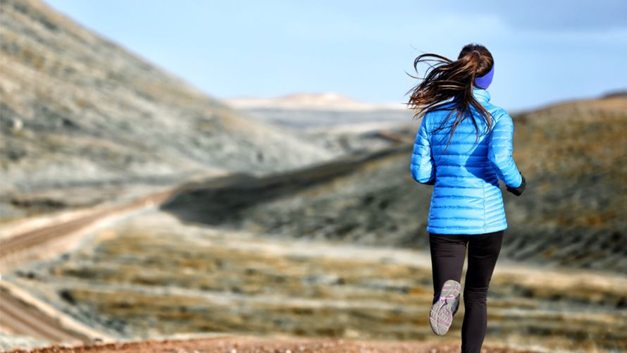Frau joggt in der Natur
