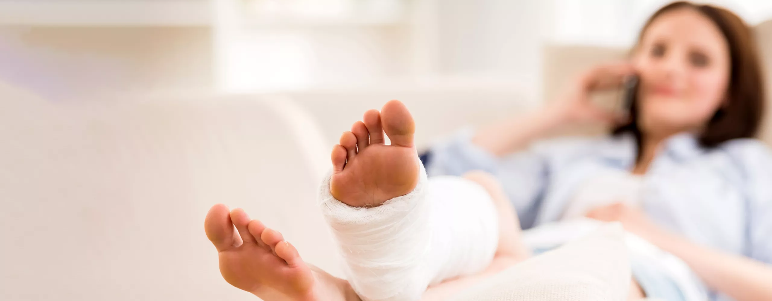 Frau mit einem Gips am Bein