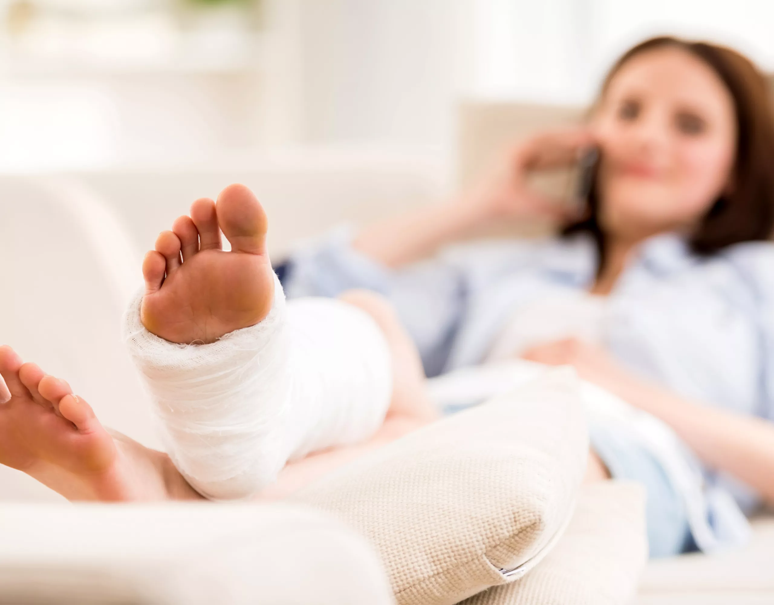 Frau mit einem Gips am Fuß