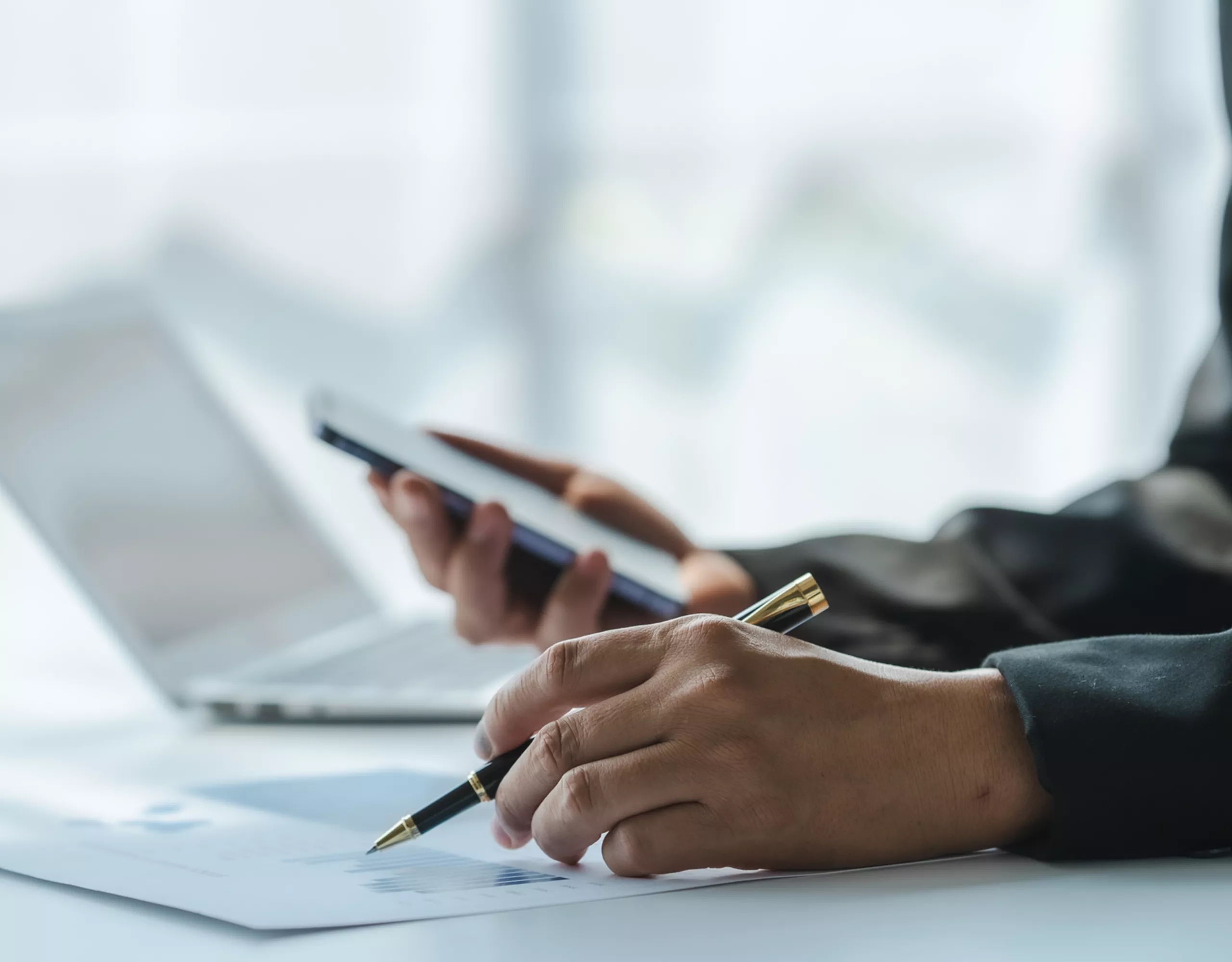 Schreibtisch mit Unterlagen und Laptop