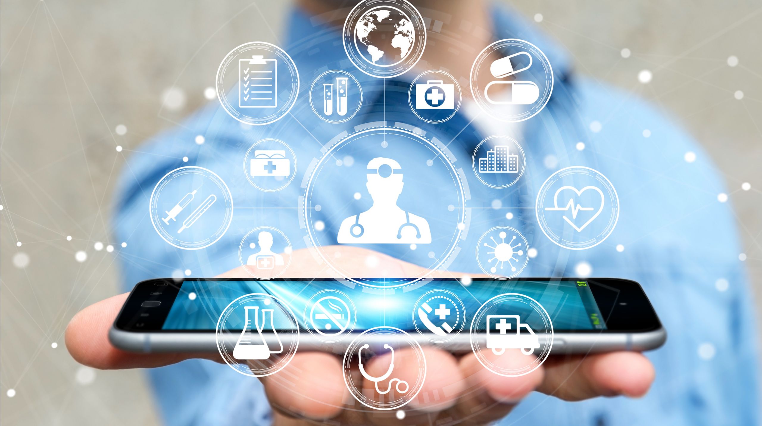 Mann hält Handy in der Hand 