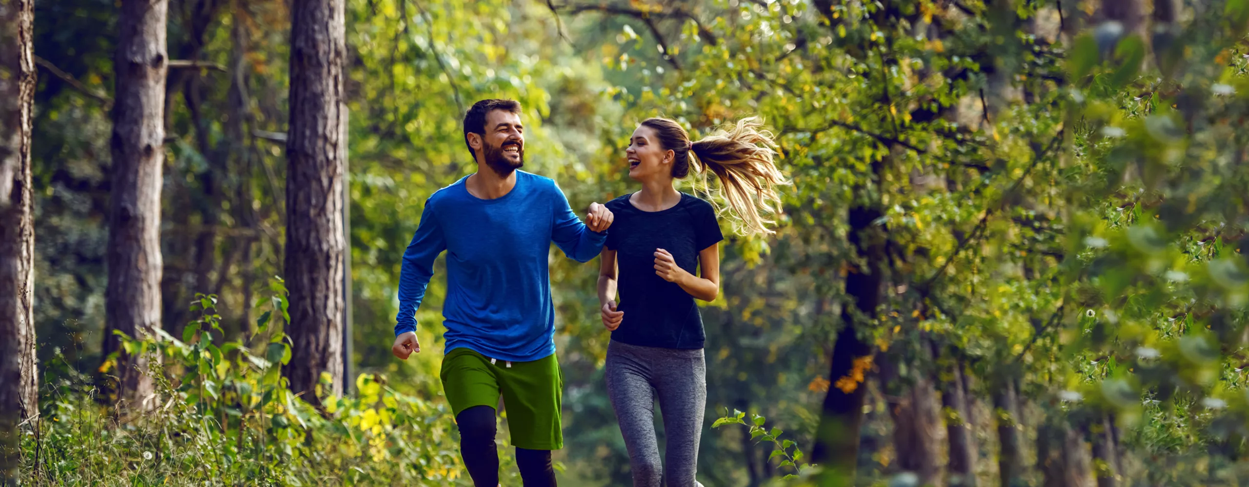 Paar joggt im Wald