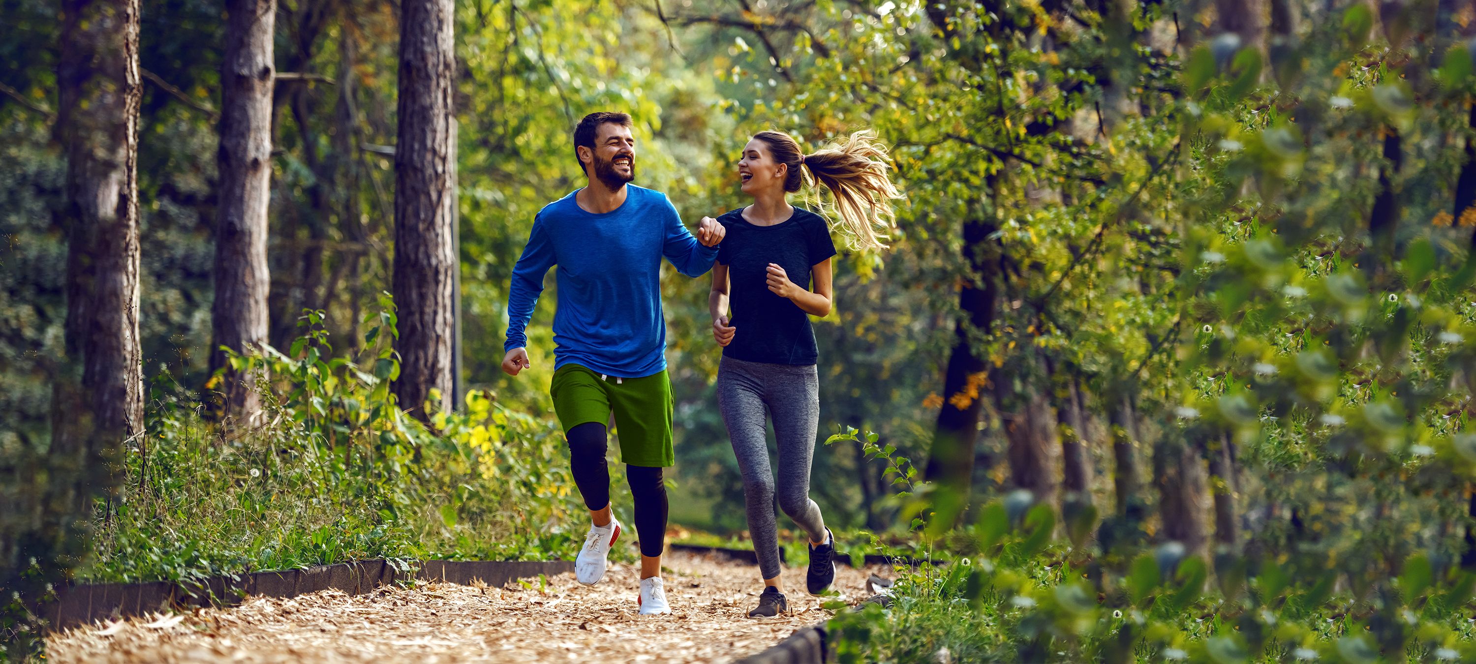 Paar joggt im Wald