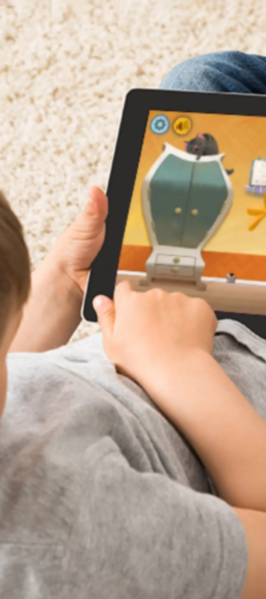 Junge spielt am Tablet