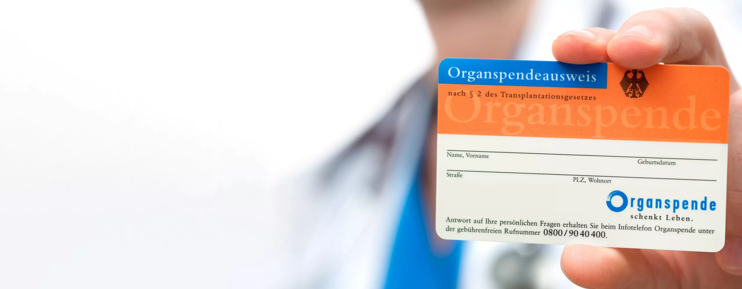 Mann hält Organspendeauswseis in die Kamera