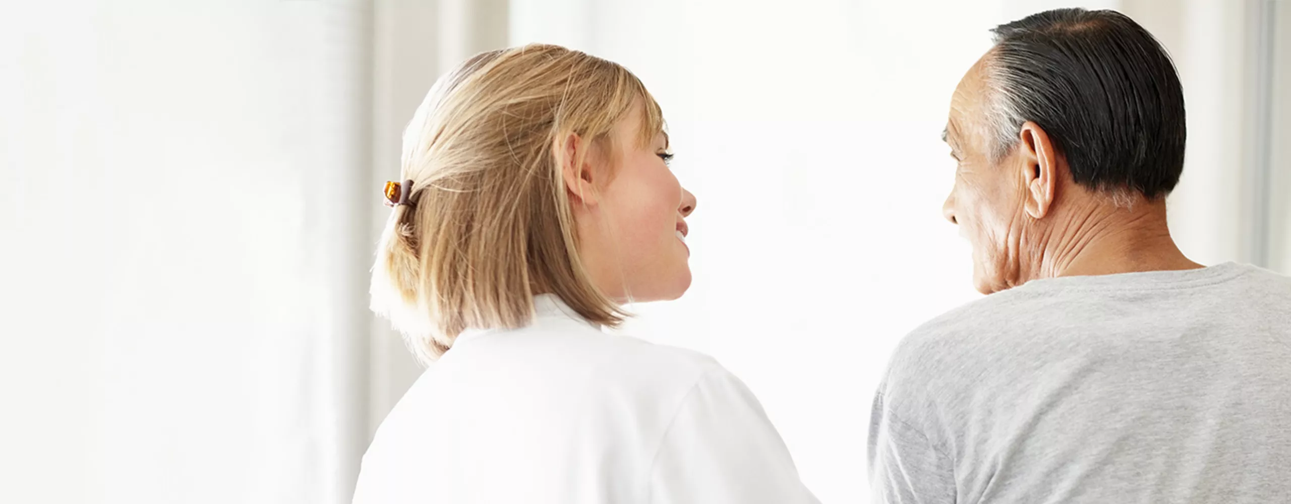Ärztin mit Patienten