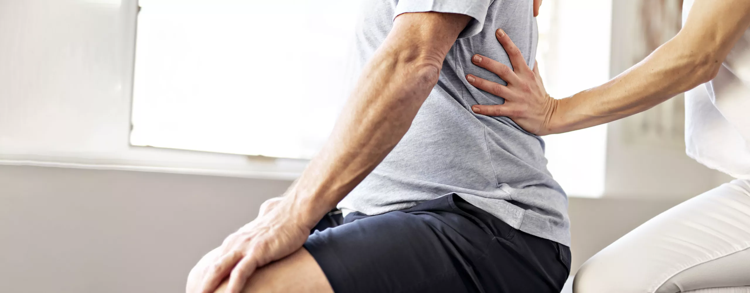 Mann bei der Physiotherapie