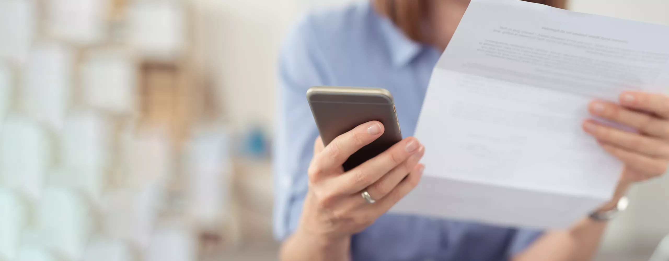 Frau mit Brief und Handy