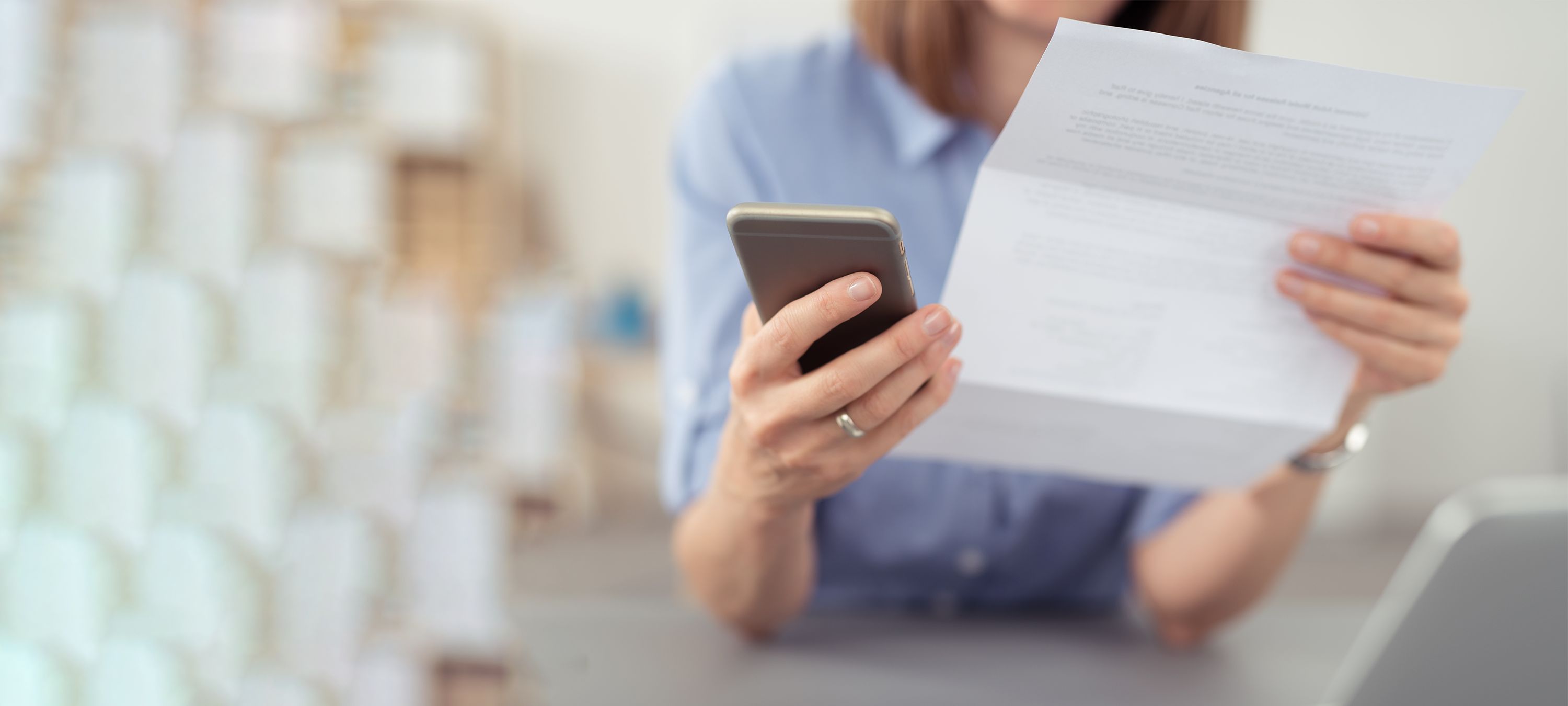 Frau mit Brief und Handy