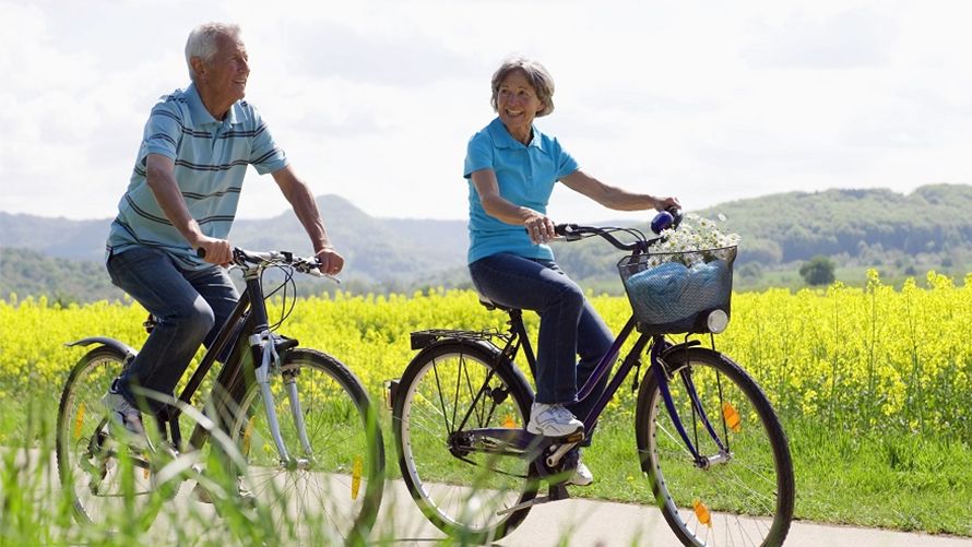 Senioren beim Fahrradfahren 