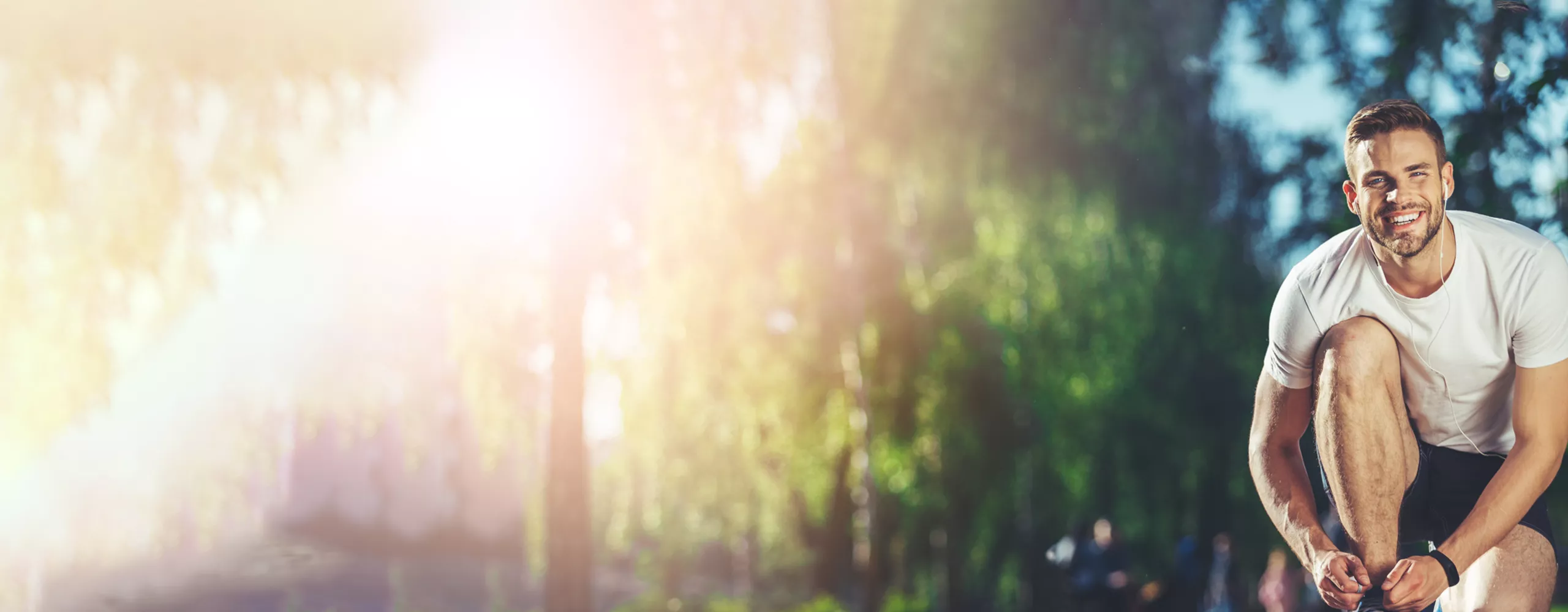 Junger Mann beim Joggen in der Natur