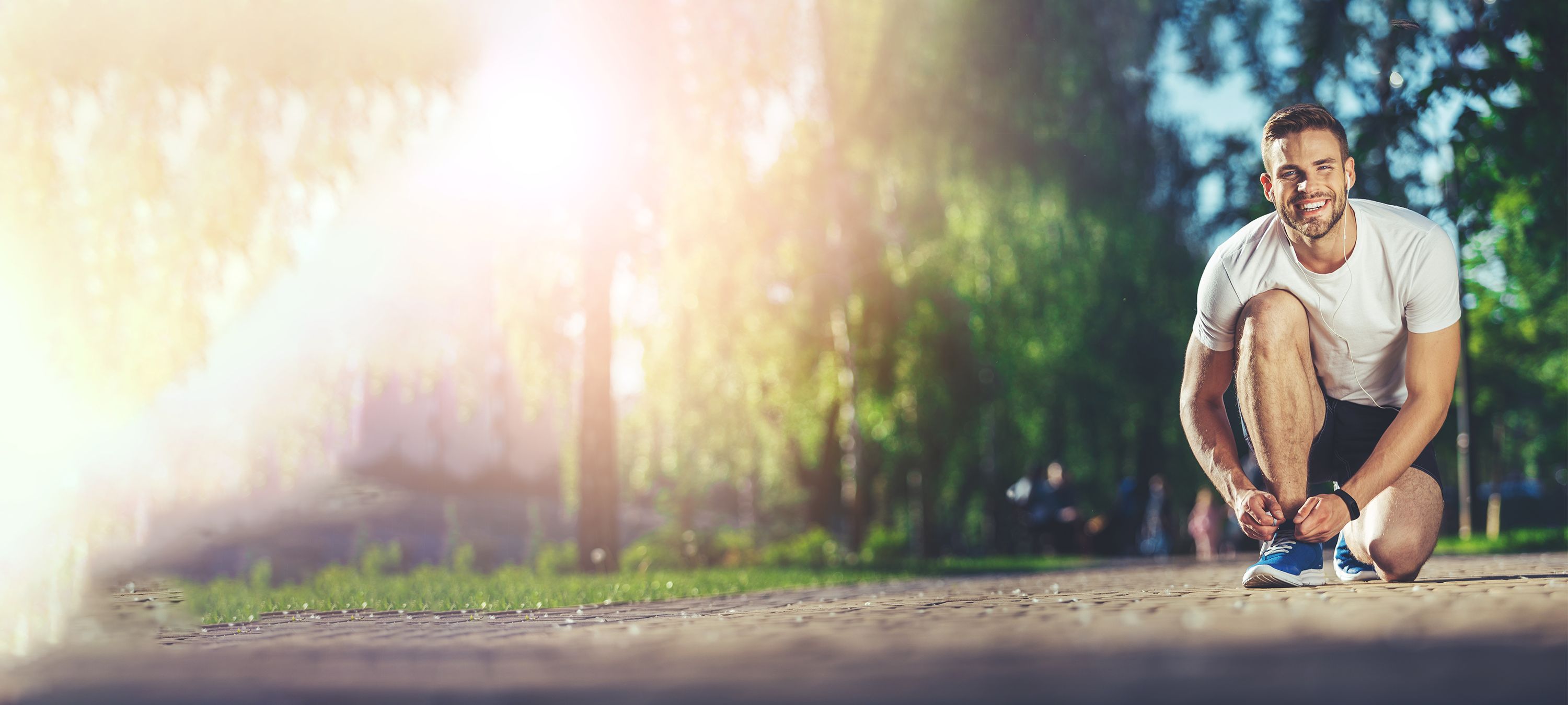 Junger Mann beim Joggen in der Natur