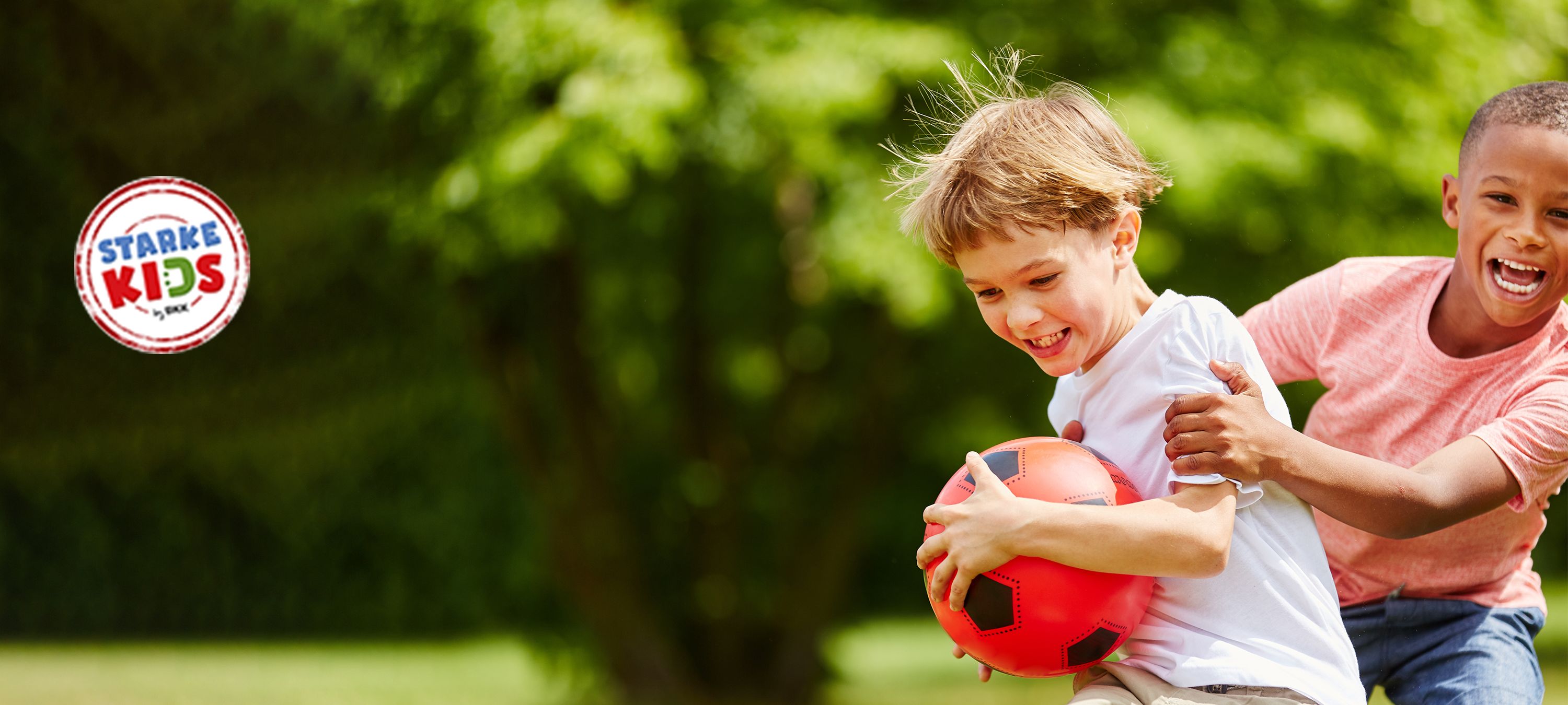 Kinder beim Spielen mit Ball in der Natur